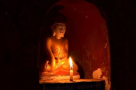 Giữ giới do Phật chế giúp ta bảo hộ thân tâm được an toàn, khai mở tuệ giác - Ảnh minh họa