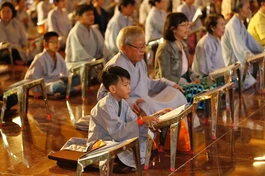 Phật tử tới chùa tụng kinh Dược Sư - Ảnh minh họa của Vũ Giang