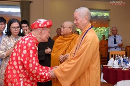 Trưởng lão Hòa thượng Thích Trí Quảng đến thăm cư sĩ Tống Hồ Cầm