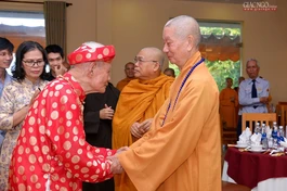 Trưởng lão Hòa thượng Thích Trí Quảng đến thăm cư sĩ Tống Hồ Cầm