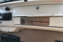 Bên trong xe có dòng chữ "Ban Hoằng pháp Trung ương"