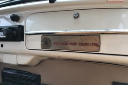 Bên trong xe có dòng chữ "Ban Hoằng pháp Trung ương"