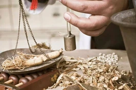 Người tu Phật có được bốc thuốc chữa bệnh?