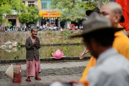 Ảnh của Nguyễn Đình Chiến, anh đặt tên bức hình là “nhất tâm đảnh lễ” - vài ngày qua, bức hình được cộng đồng mạng sử dụng rất nhiều với cảm xúc đẹp về lòng hướng Phật tự nhiên của một mệ xứ Huế 