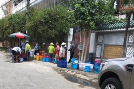 Các hộ kinh doanh chim cá phóng sanh đến cổng (mới) của chùa