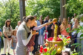 Phật tử phương Tây trong một buổi lễ Tắm Phật