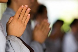 Phật tử có được phép mặc áo tràng tay thụng?