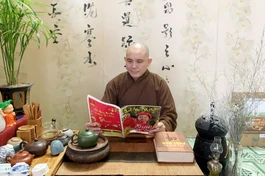 TT.Thích Đồng Thành mỗi ngày đều đọc báo Giác Ngộ để học hỏi ứng dụng vào giảng dạy, hoằng pháp - Ảnh: NVCC