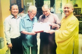 Phật tử Hoằng Thọ (ba của HT.Thích Hoằng Tri) nhận chứng điệp Quy y Tam bảo năm 91 tuổi