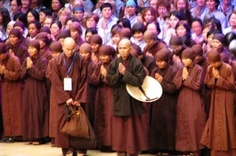 Tăng thân Làng Mai trong bài Thiền ca ở lễ Khai mạc Đại lễ Phật Đản LHQ 2008 tại VN - Ảnh: Minh Phúc