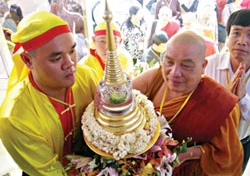 Đưa ngọc xá lợi Phật lên chuyến bay đặc biệt tại phi trường Tân Sơn Nhất ra Hà Nội ngày 6.6.2009 - Ảnh: Giao Hưởng