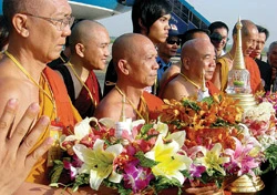 Ngọc xá lợi Phật tại sân bay Tân Sơn Nhất (6.6.2009) - Ảnh: G.H