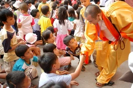 Xuân Canh Dần con  gặp được Bụt Di Lặc tặng quà