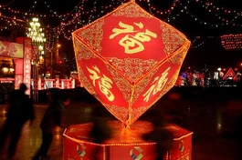 Đèn lồng đỏ rực rỡ