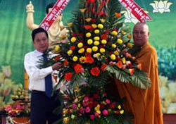 Ông Trần Thế Ngọc - Bí thư Tỉnh ủy Tiền Giang trao lẵng hoa chúc mừng Tỉnh hội Phật giáo tỉnh .