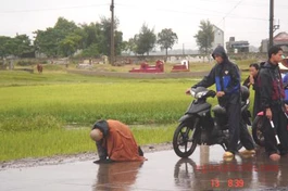 Đại đức Thích Tâm Mẫn hành trì nhất bộ nhất bái bất chấp mưa gió tại Hà Tĩnh