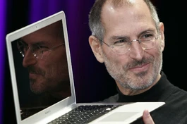 Steve Jobs giới thiệu máy tính Macbook Air tại San Francisco năm 2008 - Ảnh: AFP