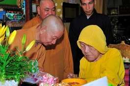 Vấn an sức khoẻ HT.Thích Trí Tịnh, HT.Thích Minh Châu