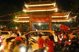 Dòng thác người đổ về chùa thắp hương, rước lộc