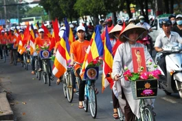 "Xe đạp hoa" rước Phật