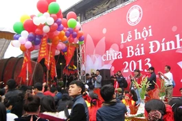 Du khách nháo nhác đi khai hội chùa Bái Đính