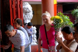 Người dân TP.HCM đi chùa cầu nguyện ngày mùng 1 Tết