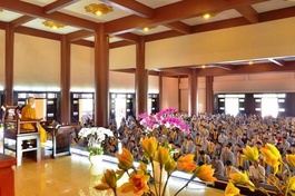 Phật tử đi chùa lễ Phật, nghe Pháp thoại đầu năm