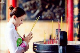 Thành kính lễ Phật - Ảnh sưu tầm từ Internet