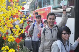 Hoan hỷ về quê đón Tết trong chuyến xe ngày cuối năm - Ảnh: TTO