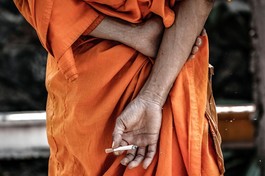 Sa-môn xuất gia có năm pháp hủy nhục gồm: Đầu tóc dài, móng tay dài, y phục bẩn thỉu, chẳng biết thời nghi, nói năng nhiều - Ảnh minh họa
