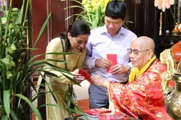 Người dân cố đô đến chùa lễ Phật, cầu nguyện đầu năm