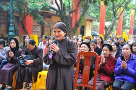 Hà Nội: Hàng ngàn người đến chùa nghe Pháp đầu năm