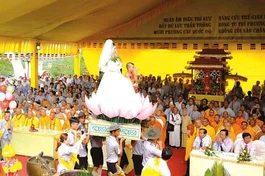 Hóa trang hình tượng Bồ-tát trong lễ hội Quán Thế Âm tại Thừa Thiên Huế vừa qua được dư luận cho là không phù hợp, phản cảm - Ảnh: Tốp