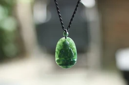 Có nên chú nguyện mặt dây chuyền trước khi đeo?