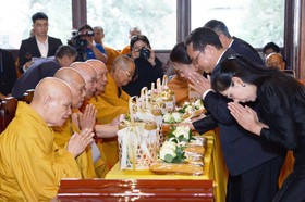 [Video] Bộ Ngoại giao Vương quốc Thái Lan dâng y Kathina của Hoàng gia lên Đức Pháp chủ và chư vị giáo phẩm