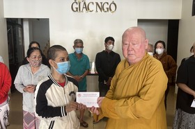 Hòa thượng Thích Duy Trấn trao tiền của bạn đọc ủng hộ bệnh nhân nghèo, tại tòa soạn Báo Giác Ngộ