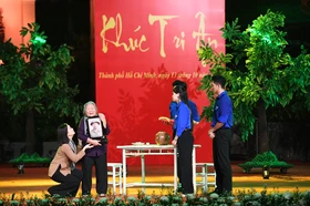 Cảnh người mẹ, người vợ nhận di ảnh người con, người chồng đầy xúc động trong đêm nghệ thuật đặc biệt với chủ đề "Khúc tri ân" tại công viên Lê Thị Riêng - Ảnh: Trần Thế Phong