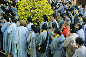 Phật tử đến chùa lễ Phật đầu năm - Ảnh: Trần Thế Phong/Báo Giác Ngộ