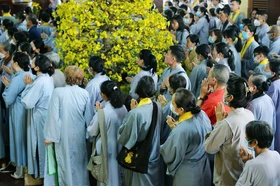 Phật tử đến chùa lễ Phật đầu năm - Ảnh: Trần Thế Phong/Báo Giác Ngộ