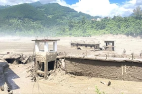 Lũ quét thảm họa kinh hoàng do một sông băng sụp xuống từ đỉnh núi Langtang Lirung thuộc dãy Himalaya biên giới giữa Nepal và Tây Tạng, Trung Quốc xảy ra hôm 26-8-2026 đã tàn phá khu vực biên giới và làm cho hàng nghìn người dân thiệt mạng, hàng nghìn người bị mất tích và bị thương, hàng chục nghìn người bị ảnh hưởng...