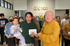 Hòa thượng Thích Duy Trấn trao tiền của bạn đọc ủng hộ bệnh nhân nghèo