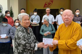 Hòa thượng Thích Duy Trấn trao tiền ủng hộ đến bệnh nhân bệnh hiểm nghèo
