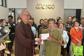 Hòa thượng Thích Tâm Viên trao hỗ trợ của bạn đọc đến bệnh nhân nghèo, tại tòa soạn Báo Giác Ngộ