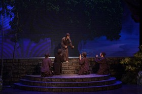 Đây là lần đầu tiên vở cải lương Sư bà Phương Dung được công diễn, tại Nhà hát chèo Hà Nội - rạp Đại Nam