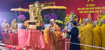 Hòa thượng Thích Lệ Trang cử hành khóa lễ tâm linh truyền thống Phật giáo tại Công viên Lê Thị Riêng