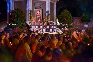 Tăng Ni lắng lòng nghe lại pháp âm của cố Trưởng lão Hòa thượng Thích Minh Châu - vị Thầy khả kính của mình trong khuôn viên bảo tháp Pháp Lạc (thiền viện Vạn Hạnh) - Ảnh: Quảng Đạo/BGN