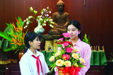 Bảo Trân xúc động với lời chúc từ các em học sinh nhận học bổng trong ngày sinh nhật của mình