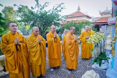 Thượng tọa Thích Tâm Hải và phái đoàn Báo Giác Ngộ đảnh lễ trước bảo tháp Trưởng lão Hòa thượng Thích Minh Nguyệt trong khuôn viên tổ đình Thiên Thai (xã Long Điền) - Ảnh: Tâm Quý/BGN