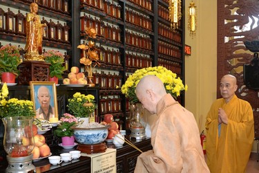 Đại lão Hòa thượng Thích Trí Quảng thắp hương cầu nguyện, tưởng niệm cựu học Tăng Long Nguyệt, đồng liêu Phật học đường Nam Việt, vừa từ trần tại Nhật Bản - Ảnh: Bảo Toàn/BGN