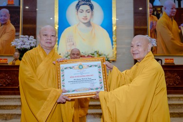 Trưởng lão Hòa thượng Thích Thiện Nhơn trao Bằng tuyên dương công đức đến Hòa thượng Thích Lệ Trang